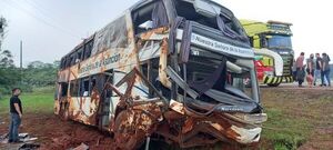 Neblina y señalización deficiente de rotonda serían causa del vuelco de colectivo en Coronel Oviedo - Nacionales - ABC Color