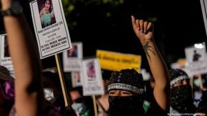 Miles de mujeres marchan en Chile y rechazan el fascismo