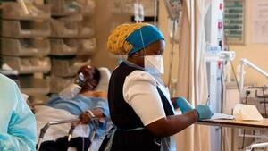 Posible gravedad y expansión de nueva variante de Sudáfrica dependerá de manejo sanitario de autoridades locales, según neumólogo