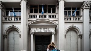 Argentina restringe las compras de viajes al exterior ante escasez de dólares