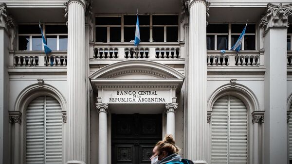 Argentina restringe las compras de viajes al exterior ante escasez de dólares