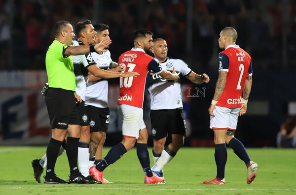 Suspenden a la barra de Olimpia y multan a Cerro Porteño