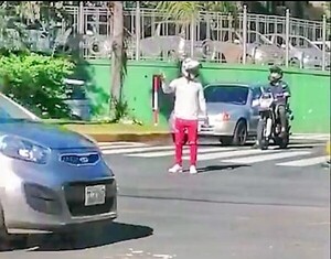 Motociclista dirigiendo el tránsito ante ausencia de zorros genera disparos verbales contra PMT – La Mira Digital