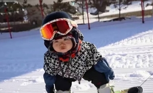 Diario HOY | Bebé de 11 meses con su tabla de snowboard, estrella de internet en China