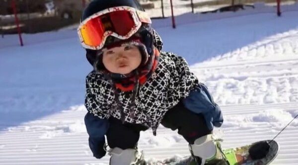 Bebé de 11 meses con su tabla de snowboard, estrella de internet en China