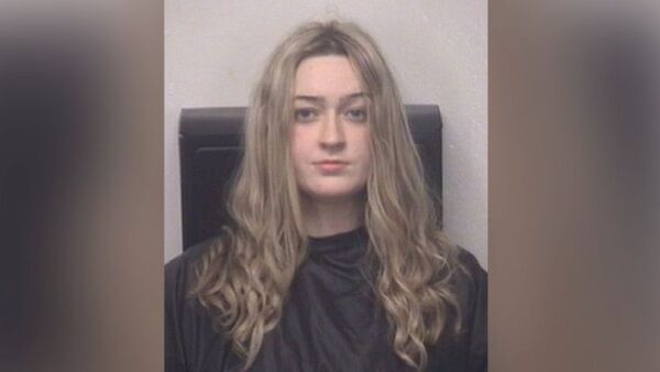 Maestra suplente fue arrestada por enviar fotos y videos con contenido sexual a sus alumnos