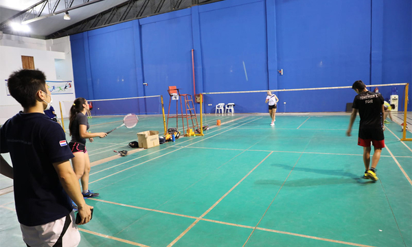 Voluntario de JICA entrena a badmintonistas que representarán al país - OviedoPress