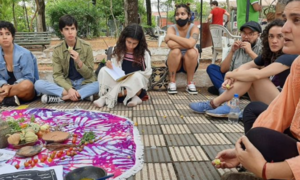 Diario HOY | Ronda cuentera en la feria de La Red Agroecológica en la Plaza Italia
