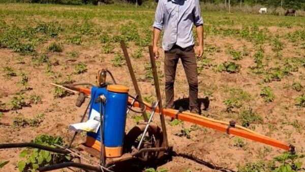 Joven fabrica fumigadora casera con una carretilla vieja