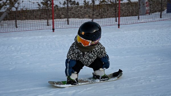 China: bebé arrasa en internet practicando snowboard