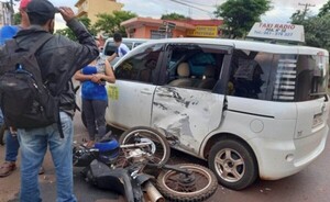 Dos lesionados tras choque de motocicleta y un auto