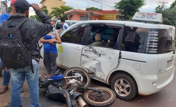 Dos lesionados tras choque de motocicleta y un auto