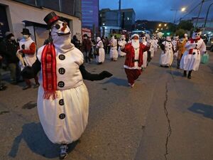 La temporada navideña comienza en La Paz con un colorido desfile de artesanos - Mundo - ABC Color