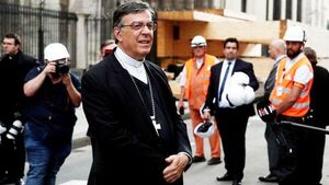 Arzobispo presenta su dimisión por su relación con una mujer