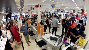 Clientes aprovechan ofertas para comprar artículos más caros