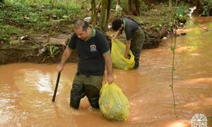 Despeje de residuos contaminantes el cauce del arroyo Amambay muestra inconsciencia vecinal – Diario TNPRESS