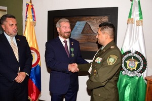 Cónsul honorario recibe condecoración - El Independiente