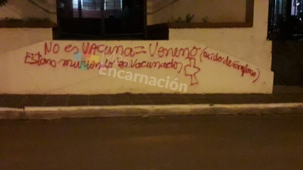 “AntiVacuna” llena de grafitis espacios públicos en Encarnación.
