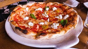Cliente de una pizzería se cansa de esperar su pedido y amenaza a los empleados con un fusil AK-47