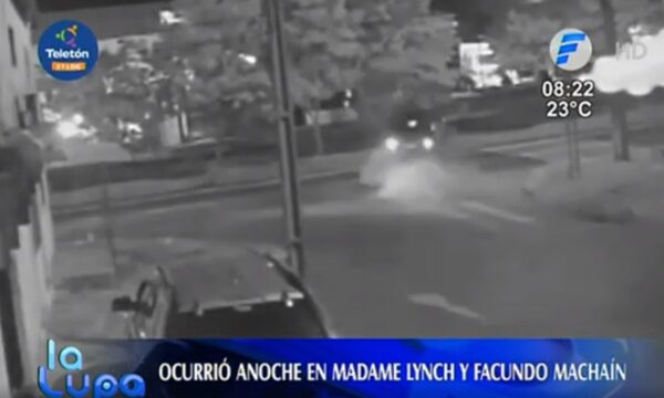 Automóvil atraviesa el paseo central de Madame Lynch | Telefuturo