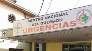 Incendio consume una vivienda y deja a una mujer con graves quemaduras