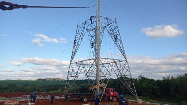 Diario HOY | Soberanía energética en Itaipú: ANDE coloca primera de las 140 torres