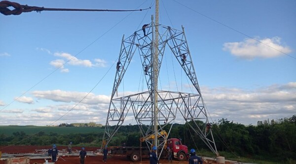 Soberanía energética en Itaipú: ANDE coloca primera de las 140 torres