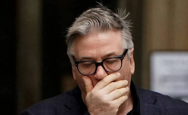 Diario HOY | Alec Baldwin contrató a exfiscal federal para enfrentar demandas por tiroteo mortal (medios)