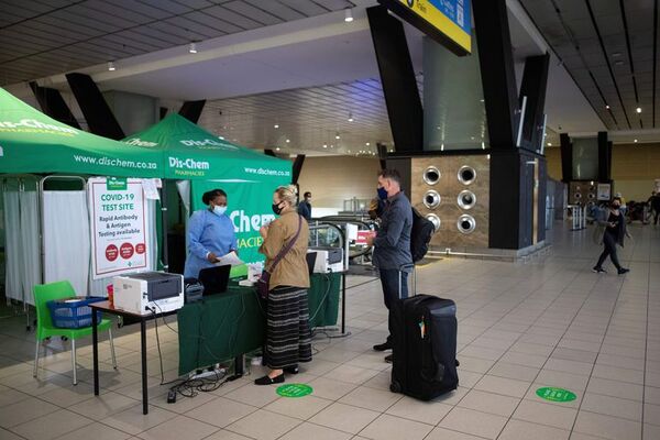 Ante alerta de variante “Ómicron”, Ministerio de Salud evalúa restricciones para viajeros provenientes de Sudáfrica - Enfoque económico - ABC Color