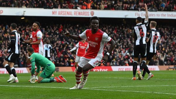 Arsenal hunde en el pozo al Newcastle de Miguel Almirón