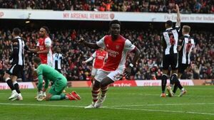 Arsenal hunde en el pozo al Newcastle de Miguel Almirón