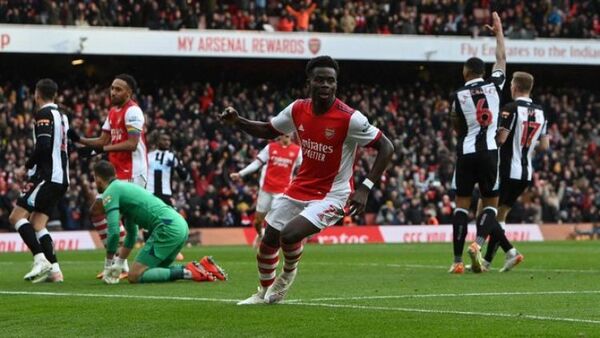 Arsenal hunde en el pozo al Newcastle de Miguel Almirón