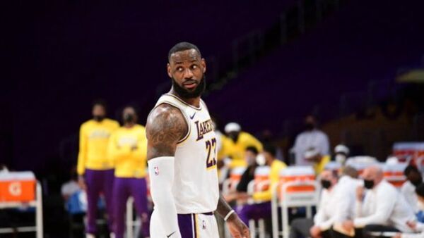 A LeBron James no le perdonan ni media en la NBA: fue multado por hacer gestos obscenos