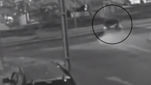 Imprudencia al volante: Vehículo atraviesa paseo central