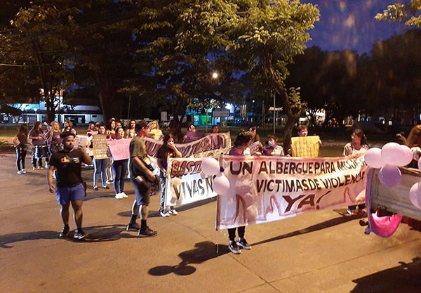 Turba alcoholizada se manifestó frente a la Gobernación exigiendo construcción de albergue | DIARIO PRIMERA PLANA