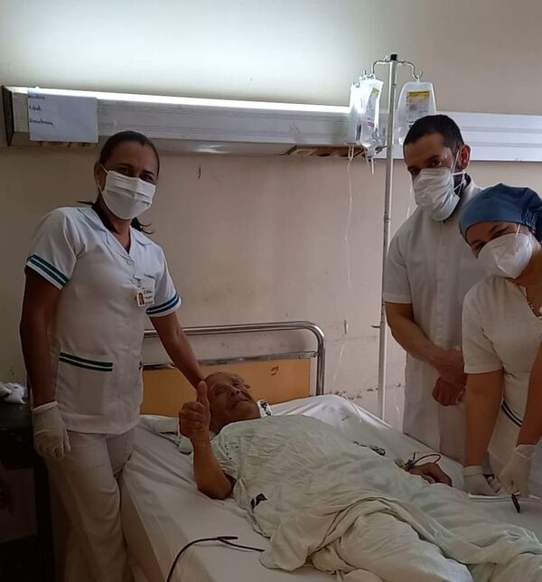 Hombre de 102 años se recupera tras exitosa operación de cadera - Nacionales - ABC Color