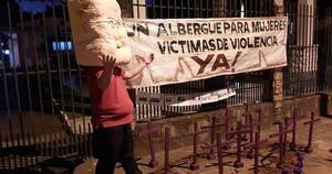 La Nación / Marcha en CDE: parodian al gobernador por no conceder albergue para mujeres violentadas