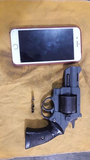 Aprehenden a delincuentes que asaltaron a joven en el microcentro capitalino - Nacionales - ABC Color