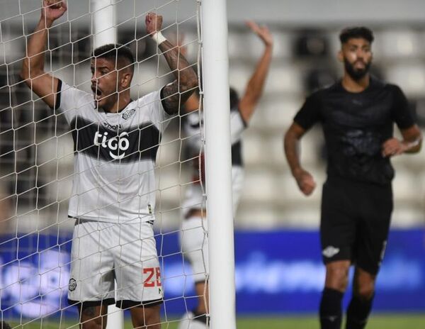 Olimpia cayó ante Libertad, pero llega con vida a la última fecha