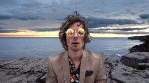 Pluto Jonze: el artista que incendia pianos mientras los toca