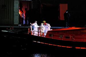Rescatan a 244 migrantes en el Mediterráneo en una difícil operación nocturna - El Independiente