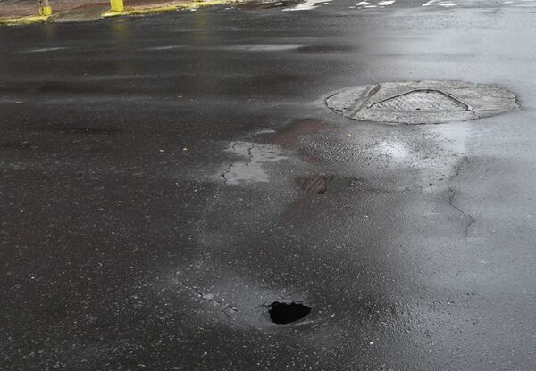 Agujero y grietas apeligran paso de vehículos sobre la calle Azara esquina Yegros, alertan - Nacionales - ABC Color