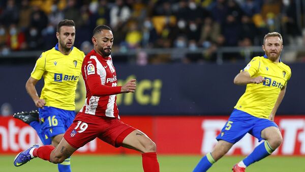 Atlético de Madrid golea al Cádiz de Santiago Arzamendia