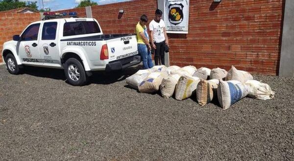 En procedimiento fiscal fueron detenidas dos personas con más de 100 kg de marihuana Itapúa