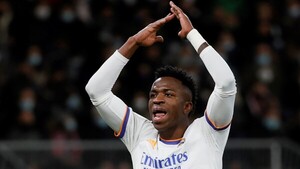 Vinicius salva al Real Madrid cerca del final