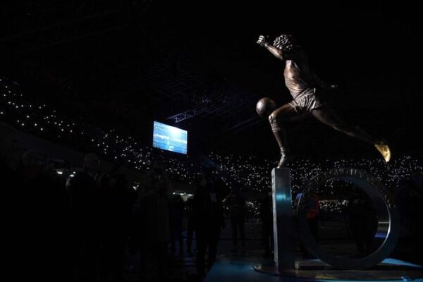 Homenajean a Maradona con una estatua tamaño real en Napoli