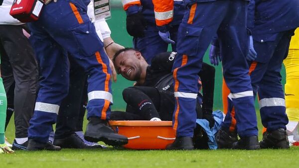 Neymar rompe en llanto tras una fuerte lesión en el tobillo