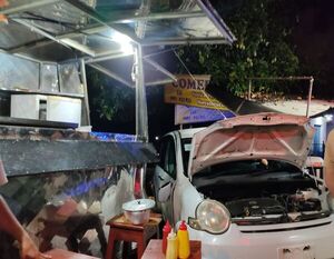 Coche pierde el control y casi se lleva por delante una lomitería - Nacionales - ABC Color