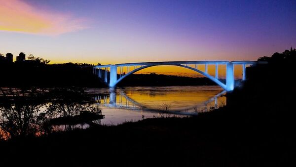 Iluminar el Puente de la Amistad, un atractivo turístico de fin de año