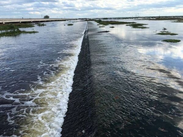Buscan el cuerpo de un hombre que fue arrastrado por las aguas en el Chaco - Noticiero Paraguay